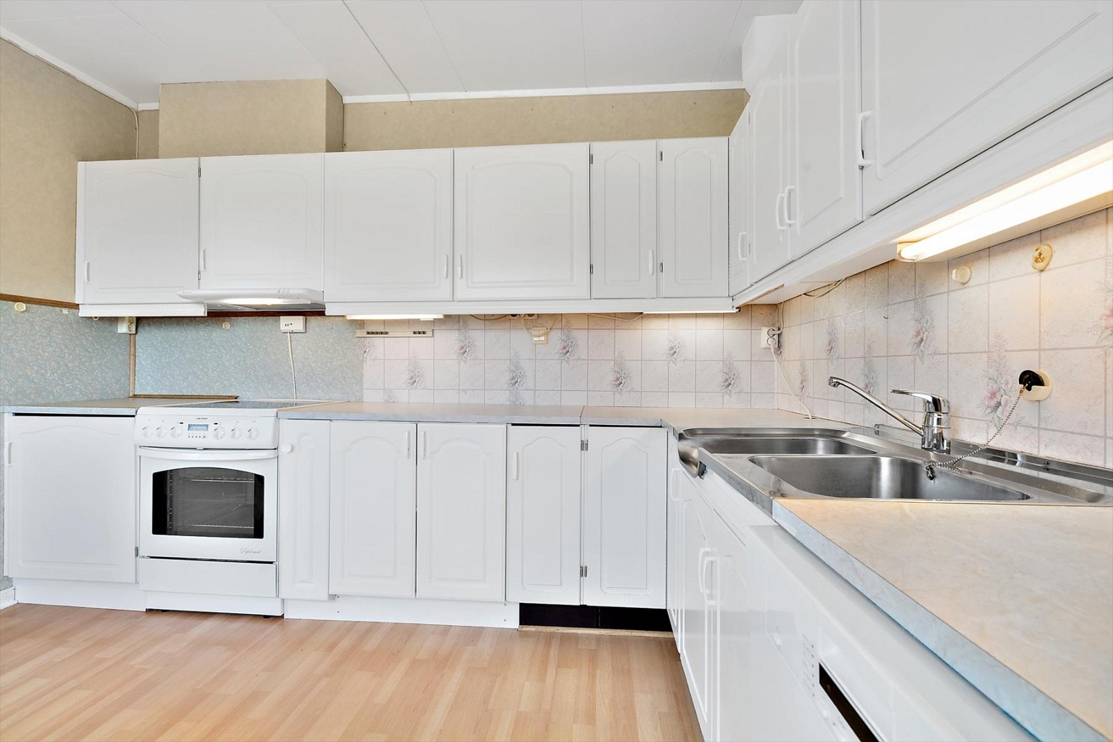 Kjøkken med hvite fronter. Hvitevarer på bildet medfølger på handelen Galleribilde