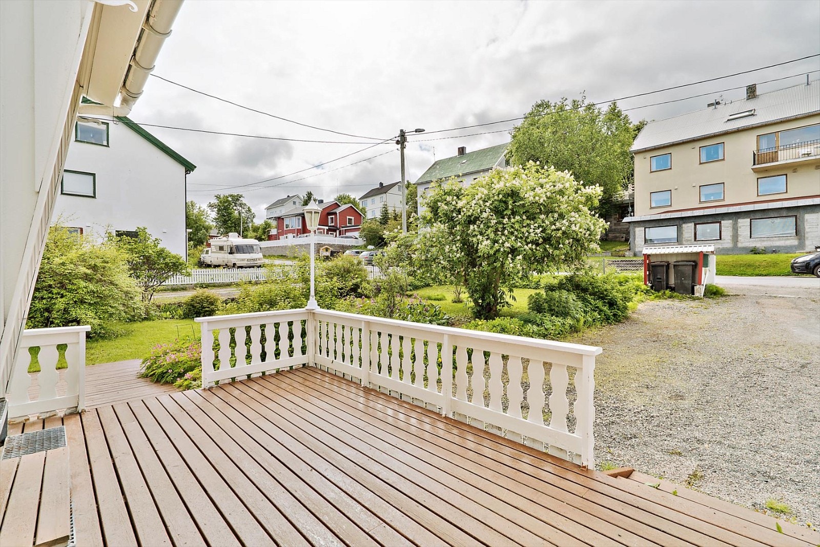 Fra inngangspartiet. Parkering i front av boligen Galleribilde