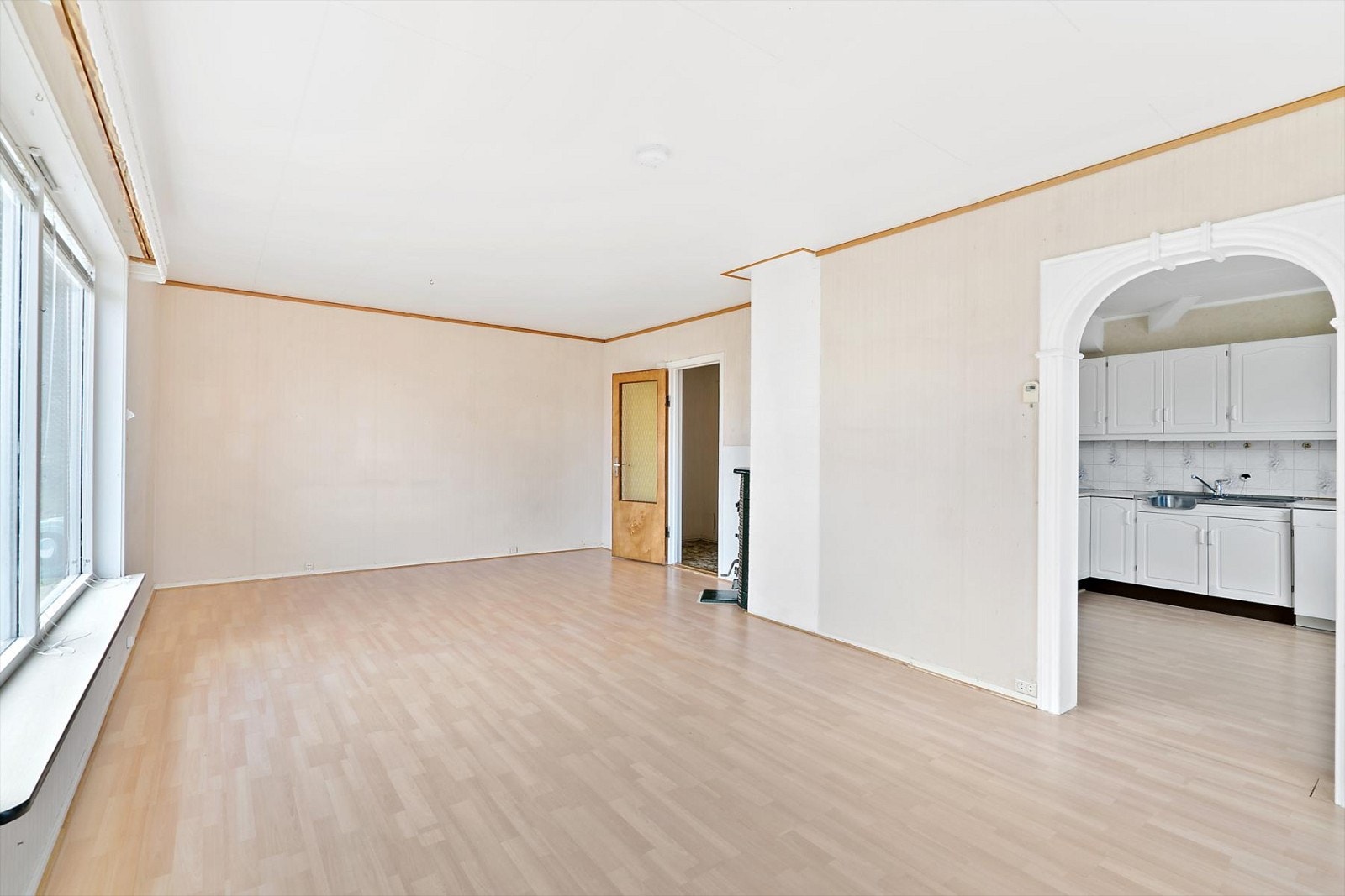 Stue og kjøkken i delvis åpen løsning Galleribilde