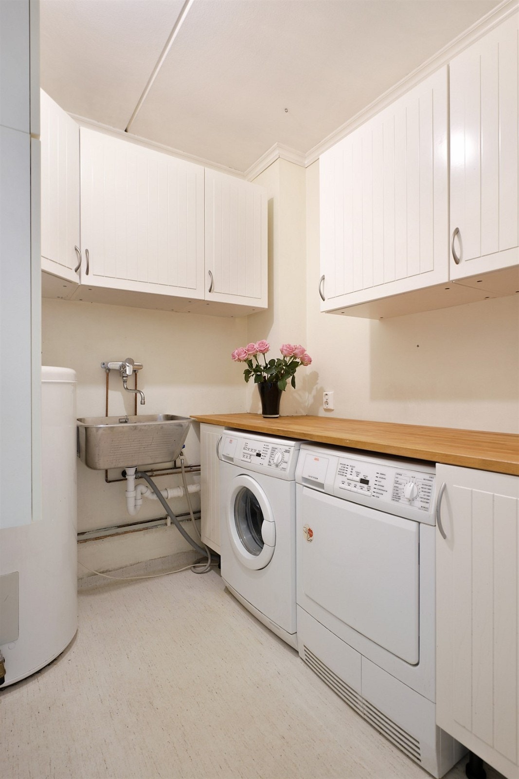 Praktisk vaskerom som ligger mellom bad og kjøkken. Galleribilde