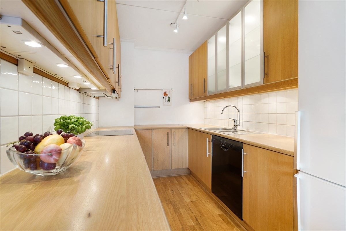 Her har man rikelig med skap- og benkeplass. Galleribilde