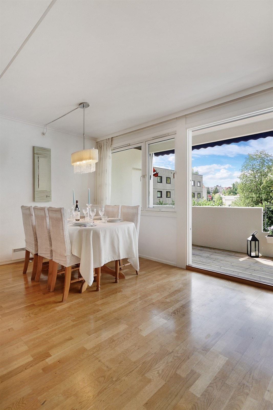 I tilknytning til kjøkkenet har man en naturlig plass for spisebord. Galleribilde