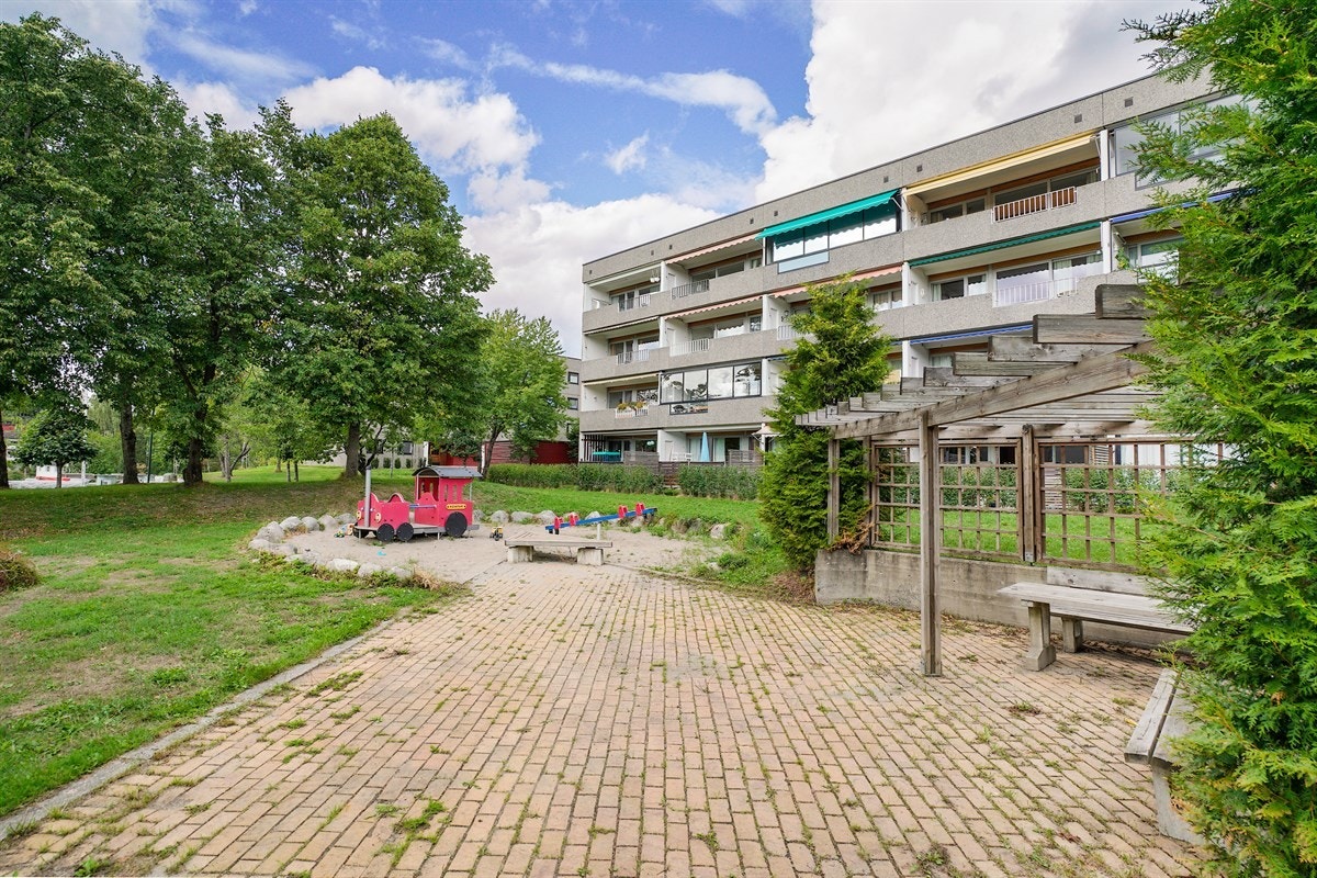 Borettslaget leier ut selskapslokale, gjesterom, en gjesteleilighet, og har i tillegg trimrom, bordtennisrom, badstu, snekkerrom og rullebod Galleribilde