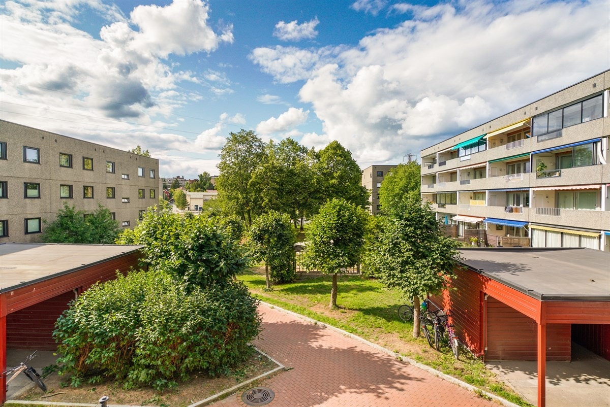 Fra balkongen har man utsyn mot grønne og hyggelige fellesarealer. Galleribilde