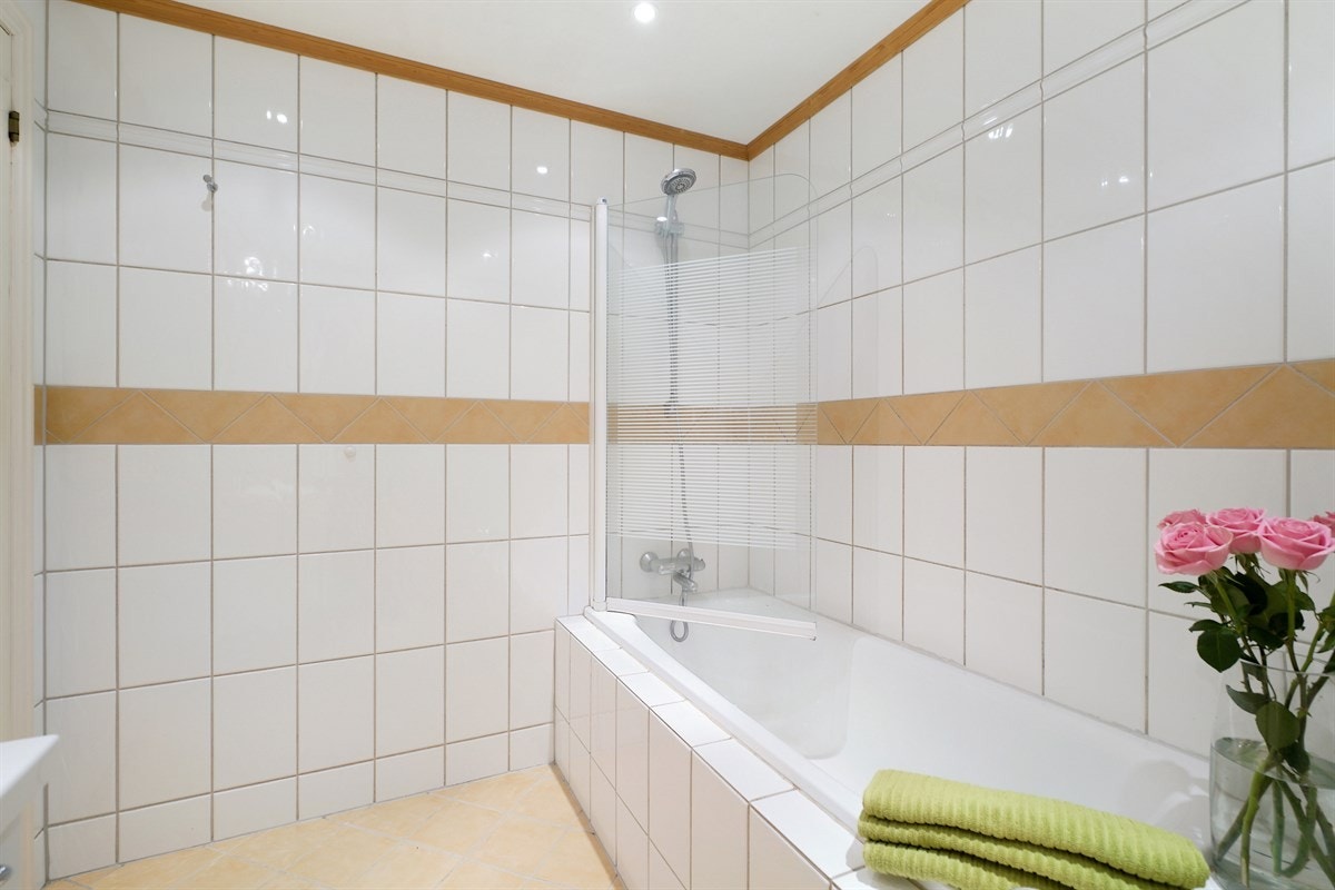 Badet har en god størrelse og er innredet med innebygd badekar Galleribilde