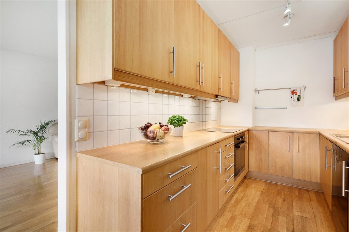 Kjøkken med mye skap- og benkeplass opprinnelig nytt fra 2003 Galleribilde