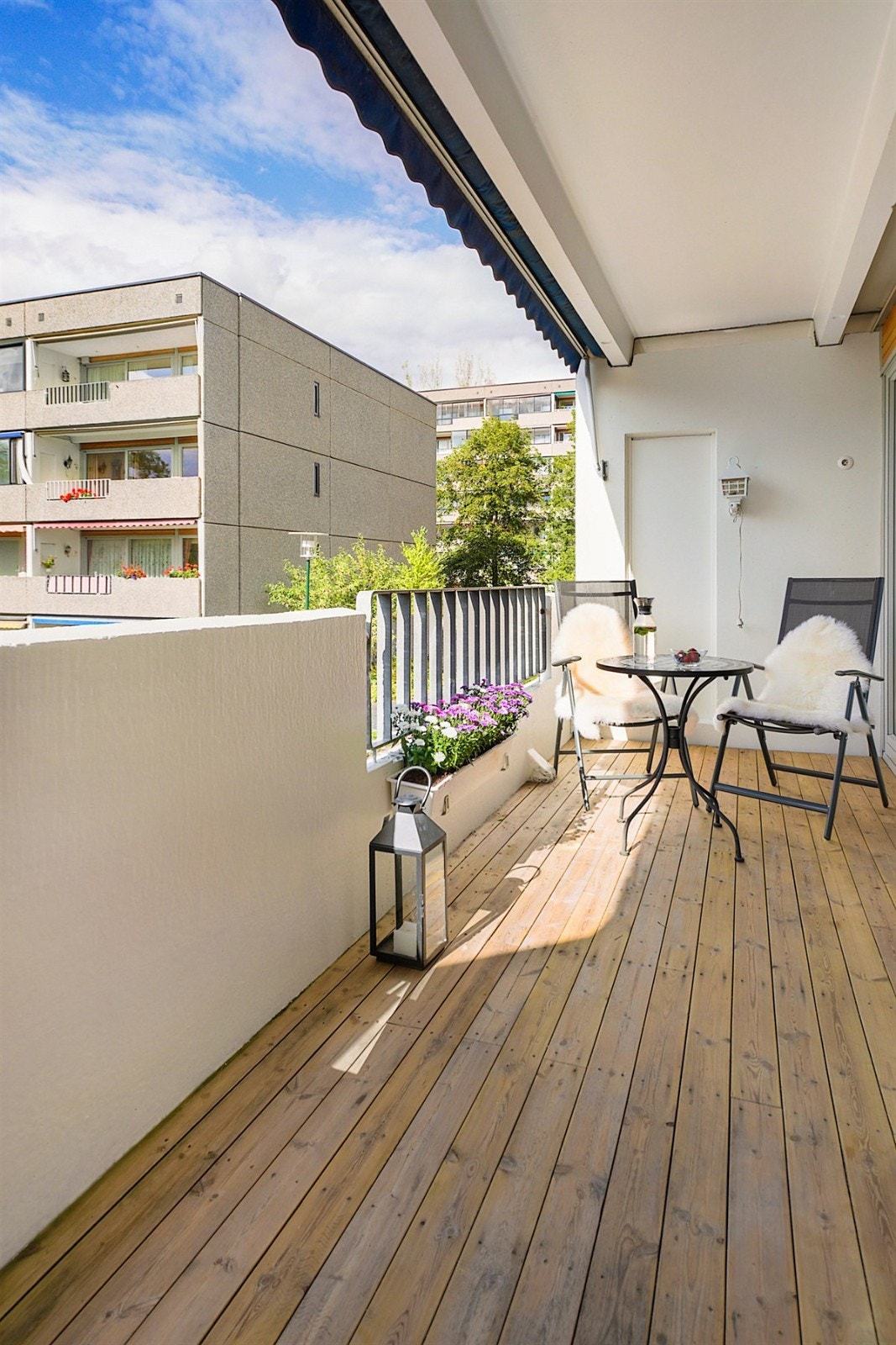 Her er det plass til diverse utemøbler. Det er monert lys og stikkontakt på vegg. Galleribilde