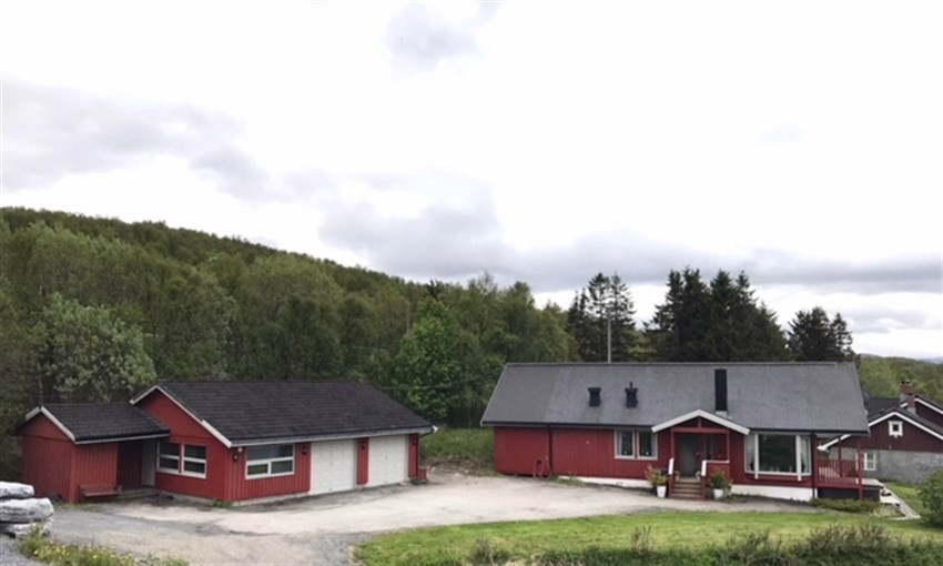 Her er det plass til flere biler. 2 garasjer og en uregistrert hybel.