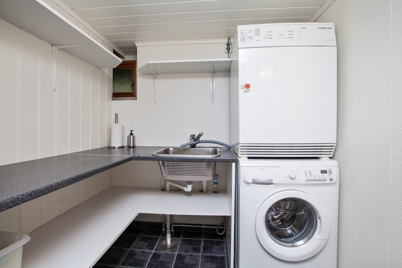 Vaskerom med hyller Galleribilde