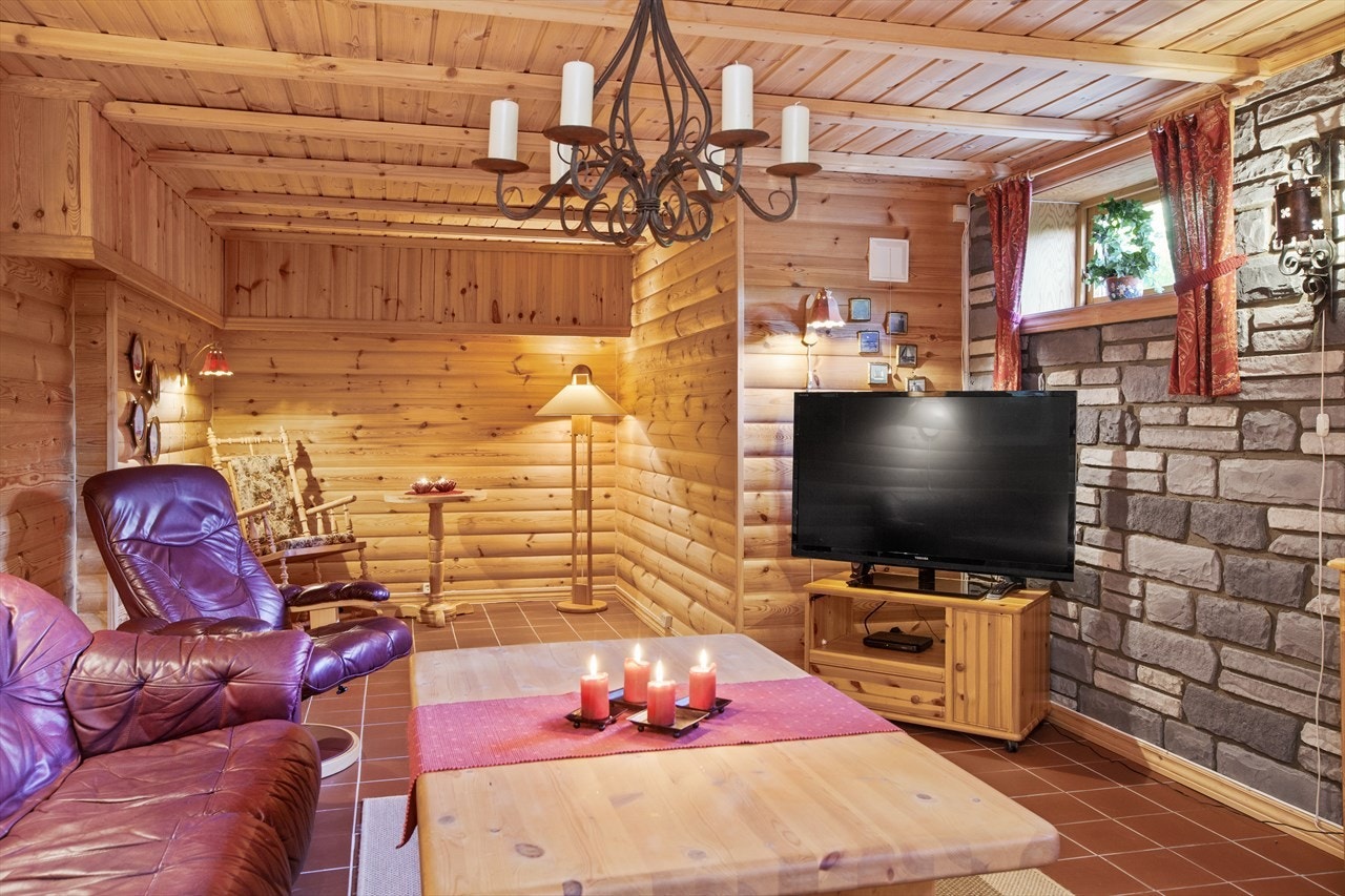 Stor kjellerstue (ca. 27 kvm) med varmekabler og utgang til hage Galleribilde