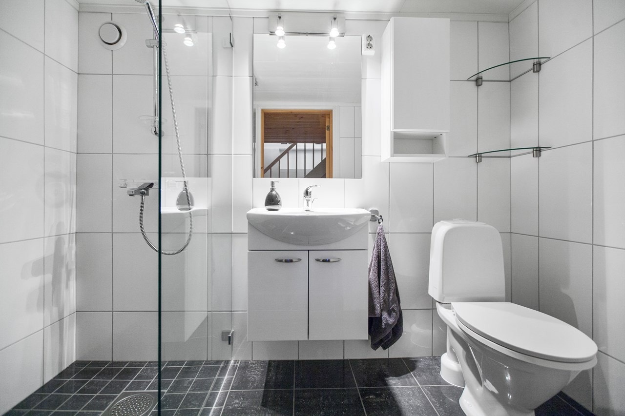 Flislagt bad i underetasjen med varmekabler Galleribilde