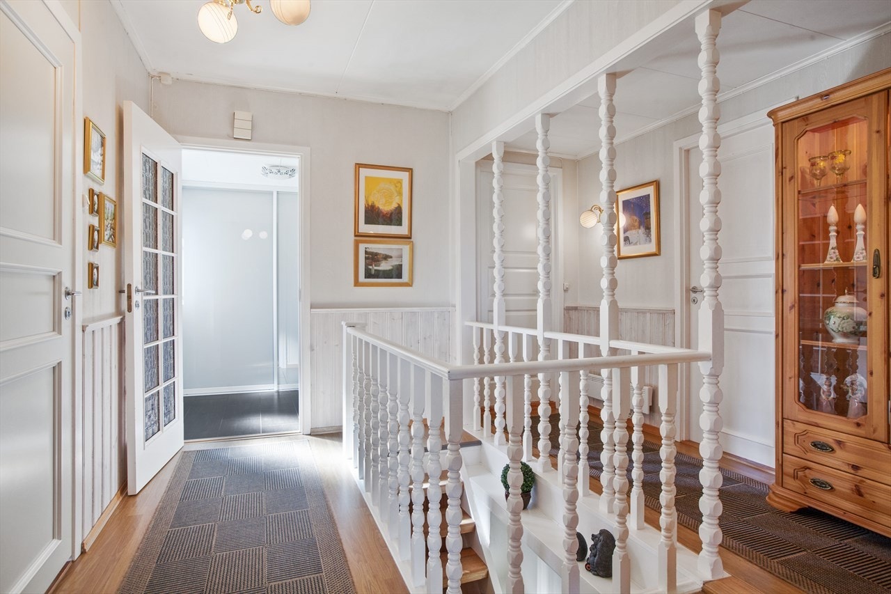 Entre mot vindfang som har fliser på gulv og stor skyvedørsgarderobe Galleribilde