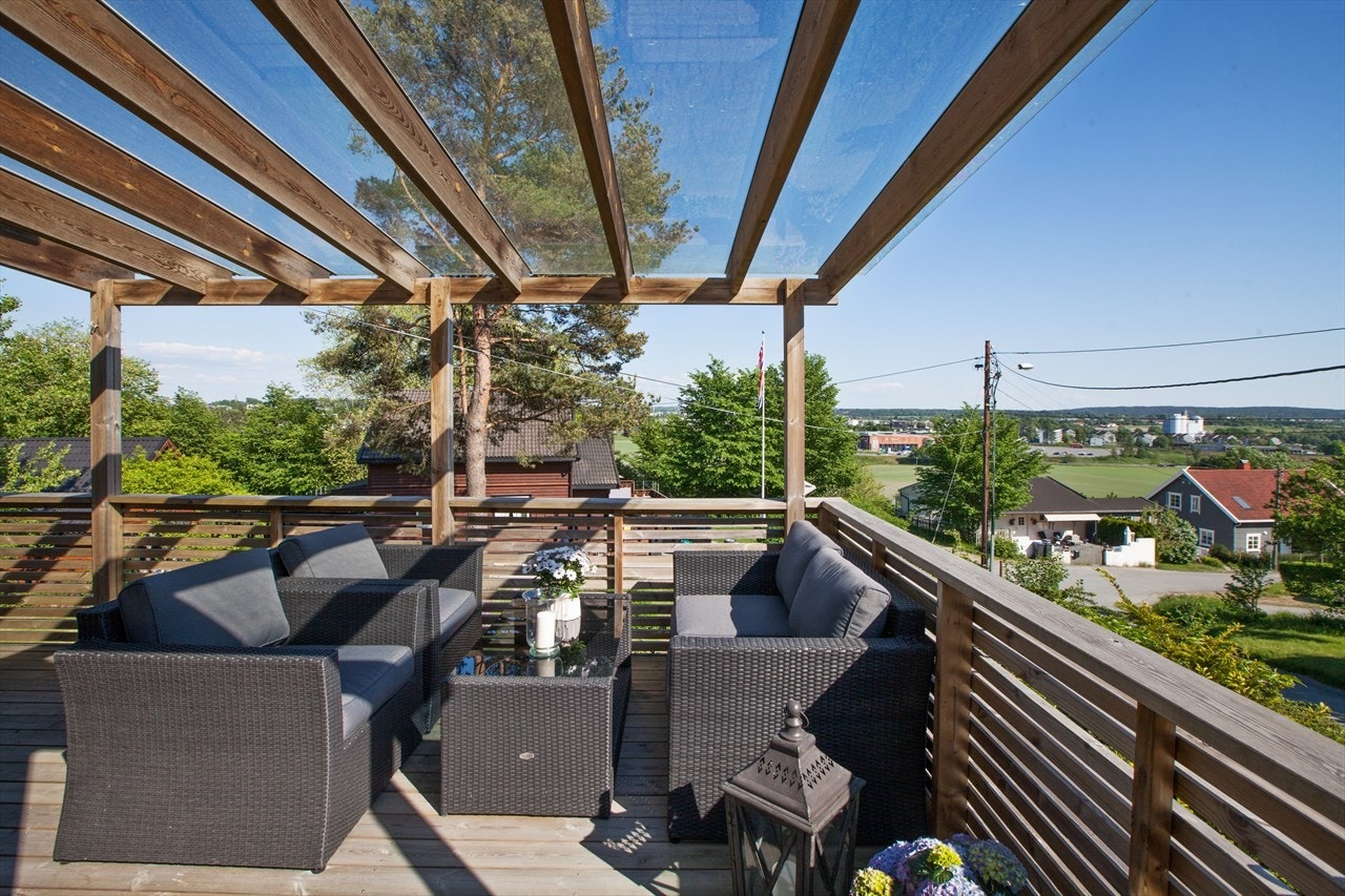 Stor terrasse med glasstak, nedgang til hage og flott utsikt i flere retninger Galleribilde