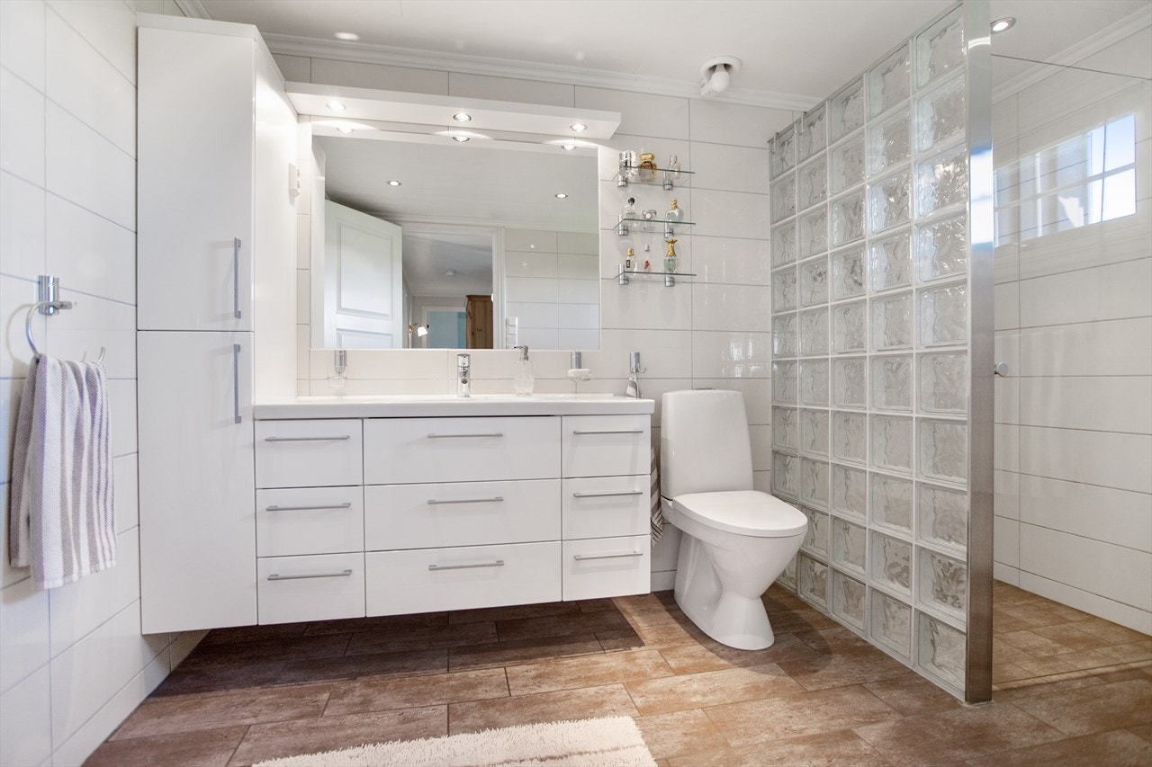 Stort flislagt bad med varmekabler Galleribilde