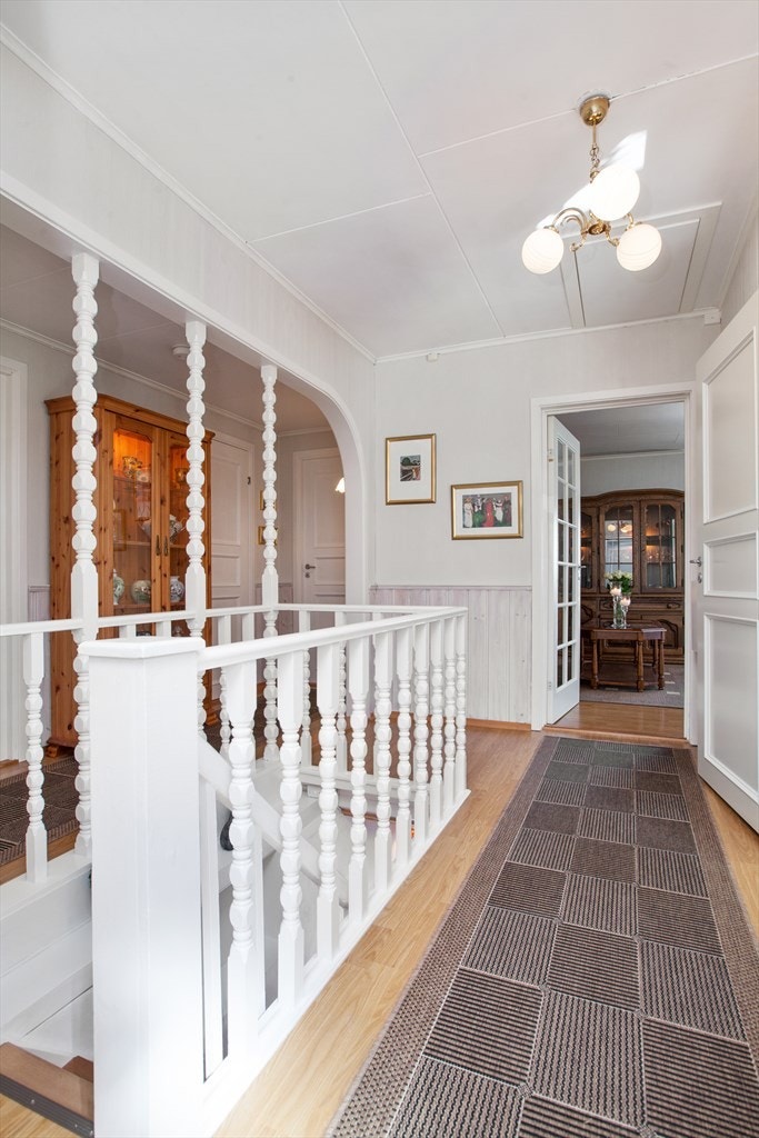 Stor og lys entre med trapp til underetasjen Galleribilde