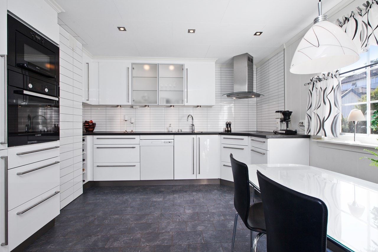 Kjøkkeninnredning i hvit høyglans fra Kvik Galleribilde