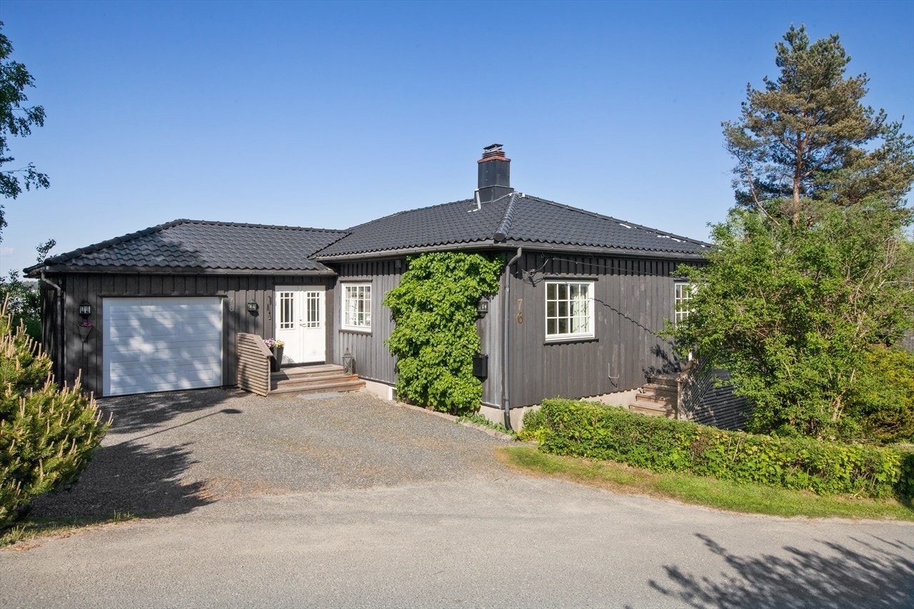 Inngangsparti med to-fløyet inngangsdør og garasje med el.port Galleribilde