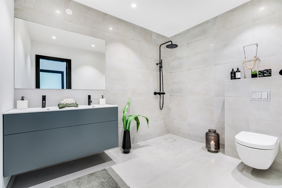 Stort og lekkert bad i 2. etasje med varmekabler i gulv og downlights i himling. Regnfallsdusj i sort design fra Tapwell. Galleribilde