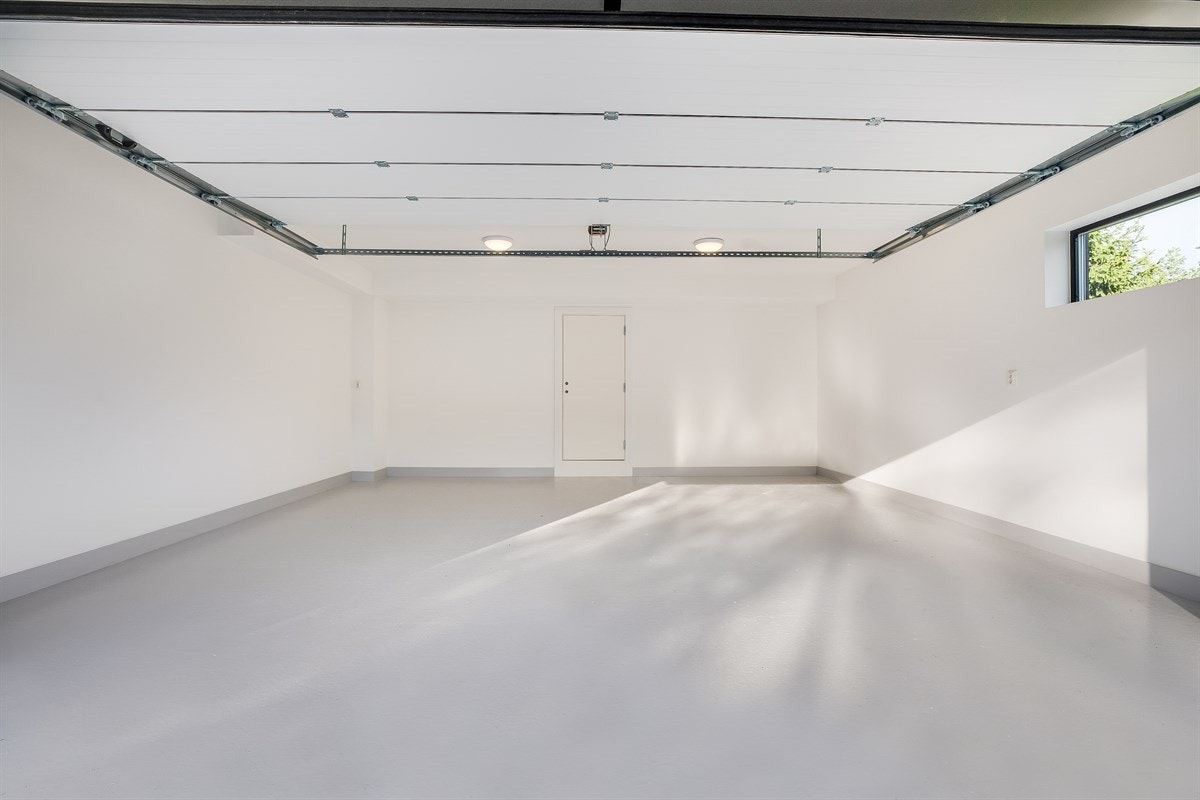 Integrert stor dobbeltgarasje. Galleribilde