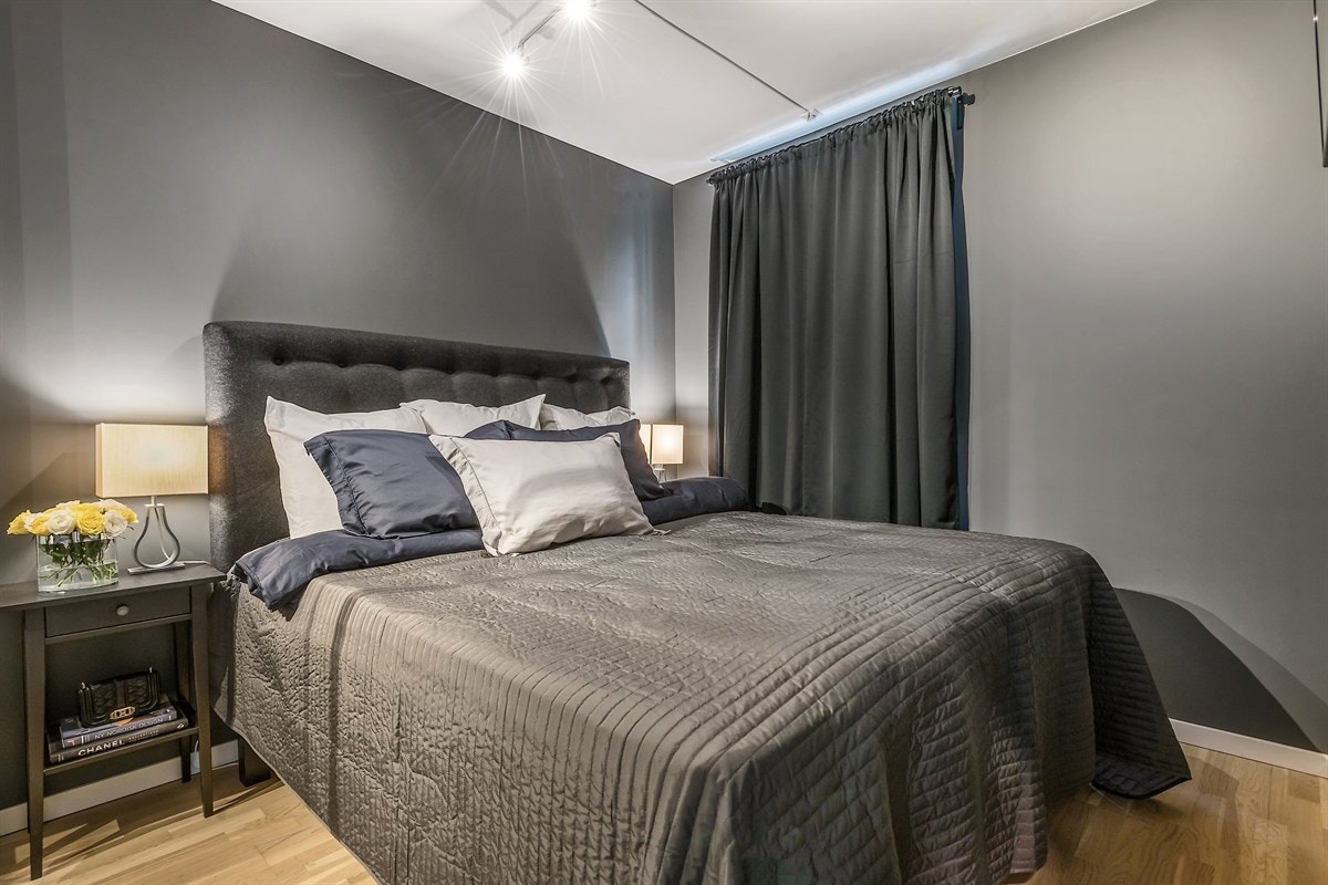 Fresht og innbydende soverom som idag benyttes som hovedsoverom. Galleribilde