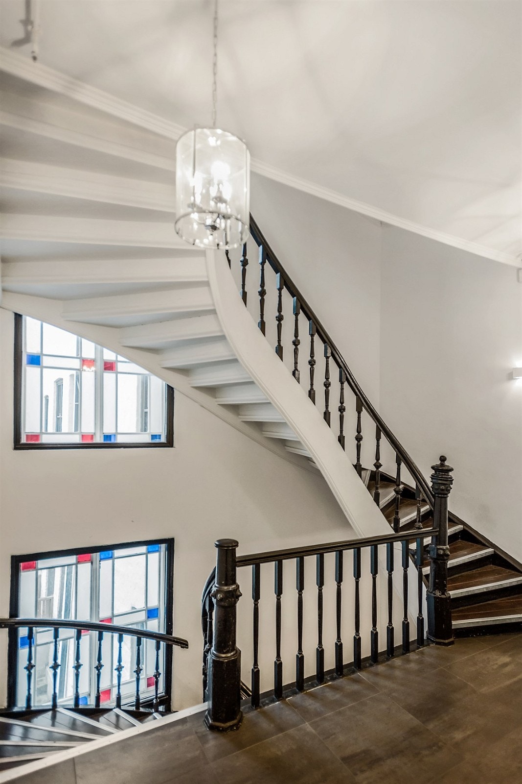 Bred, klassisk og innbydende trapperom. Galleribilde