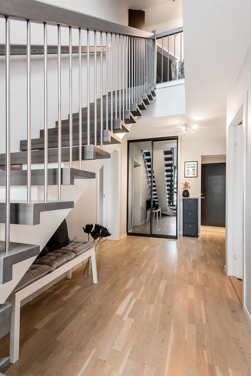 Her finnes ytterligere oppbevaringsmuligheter i form av at delikat og integrert garderobeskap med speilfronter fra Garderobemannen. Galleribilde