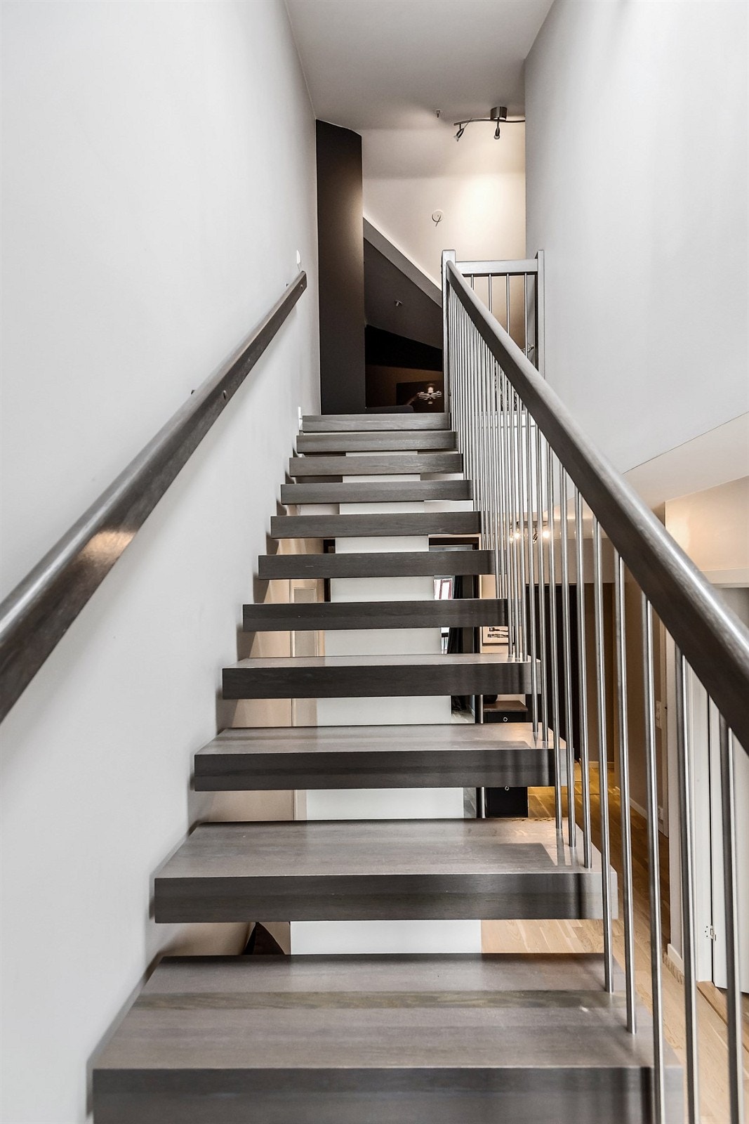 Stilren trapp mellom etasjene. Galleribilde