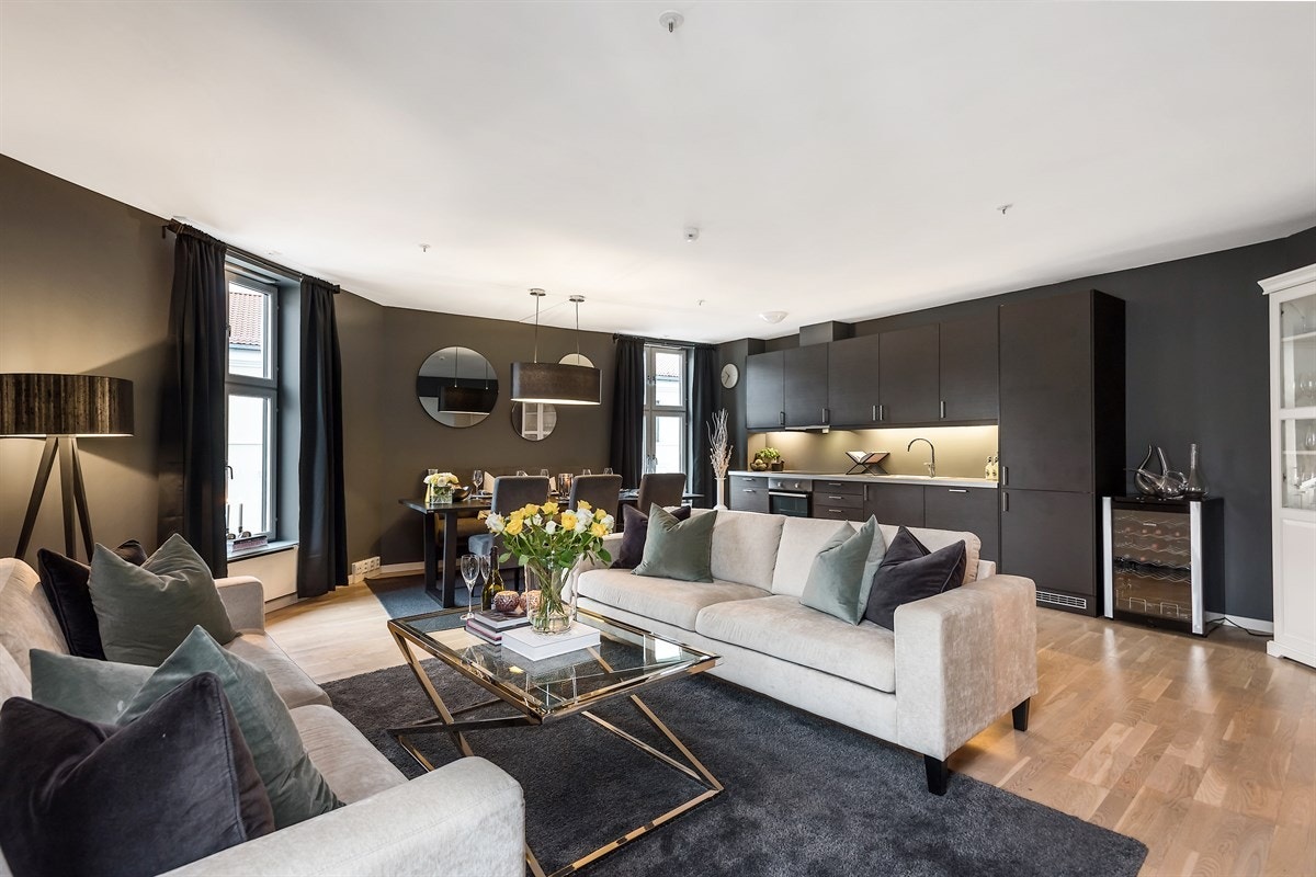 PrivatMegleren har gleden av å presentere en lekker og gjennomført topp/-hjørneleilighet med ettertraktet og særdeles sentral beliggenhet i Vika. Galleribilde