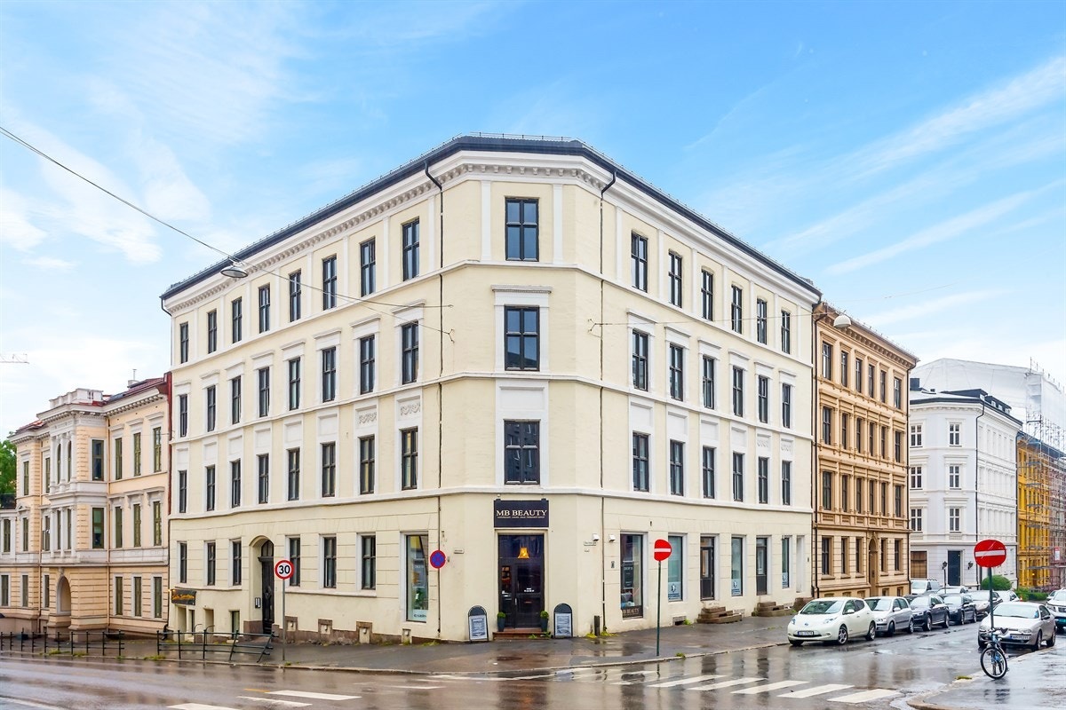 Fasade. Leiligeheten er har hjørneplasseringen i 4.etasje. Galleribilde