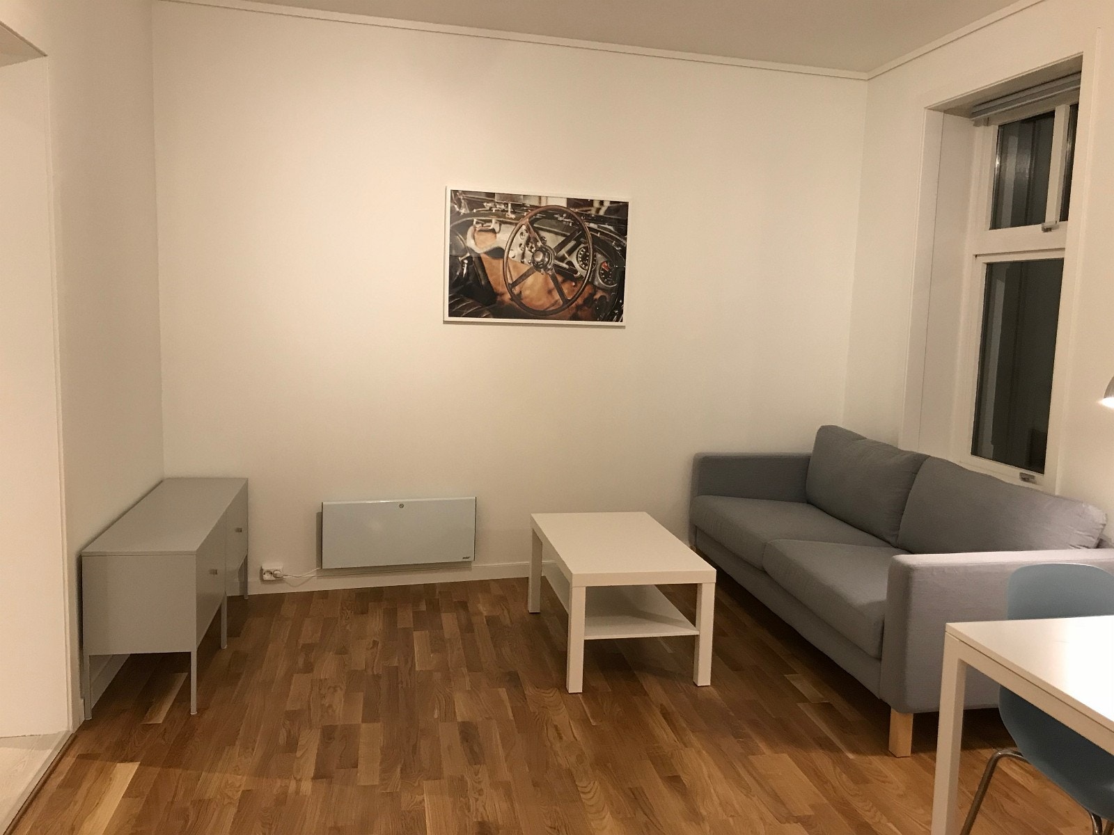 Godt utnyttet stue. Legg merke til den store takhøyden. Galleribilde