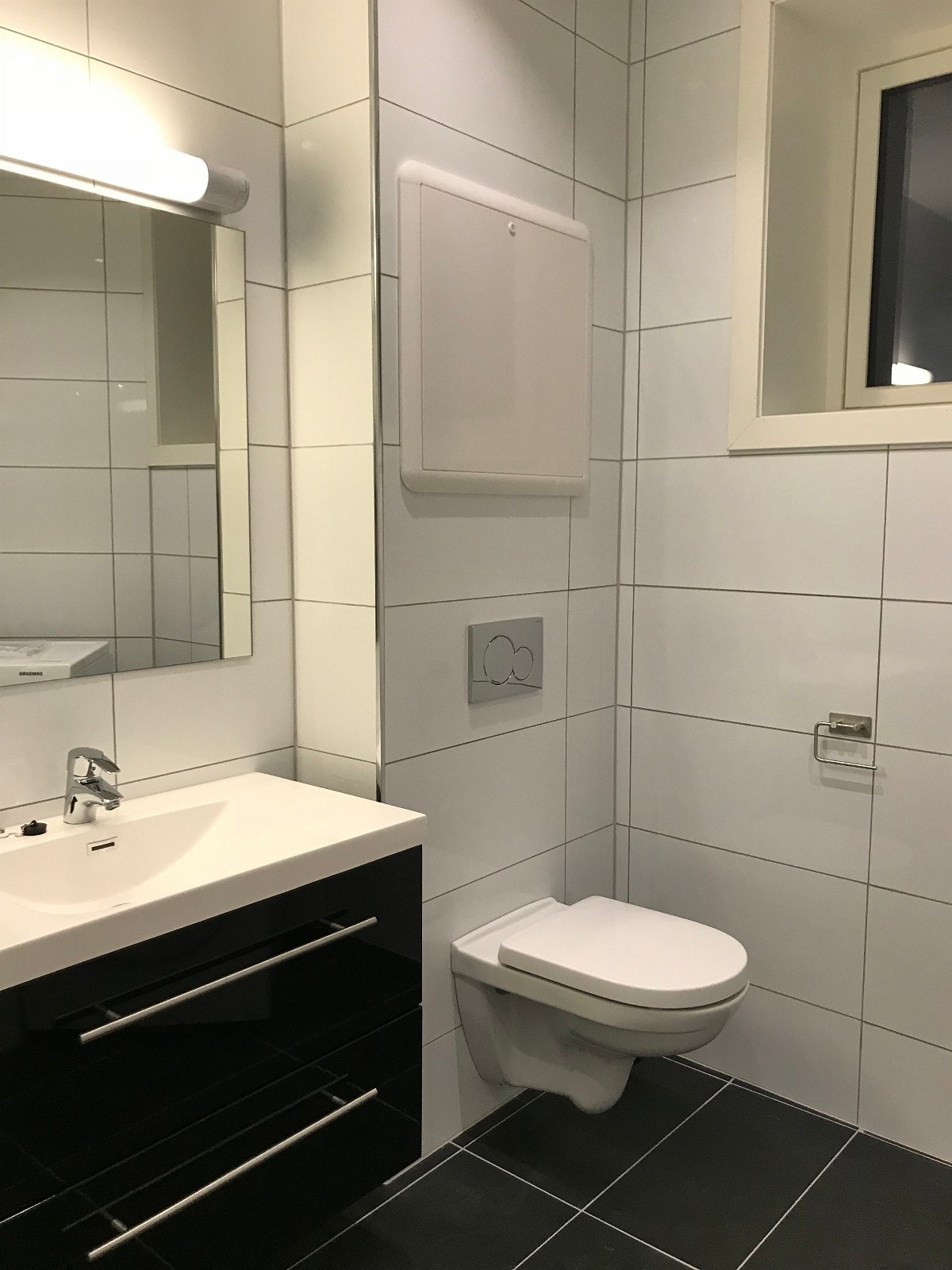 Helfliset bad med vegghengt toalett. Galleribilde