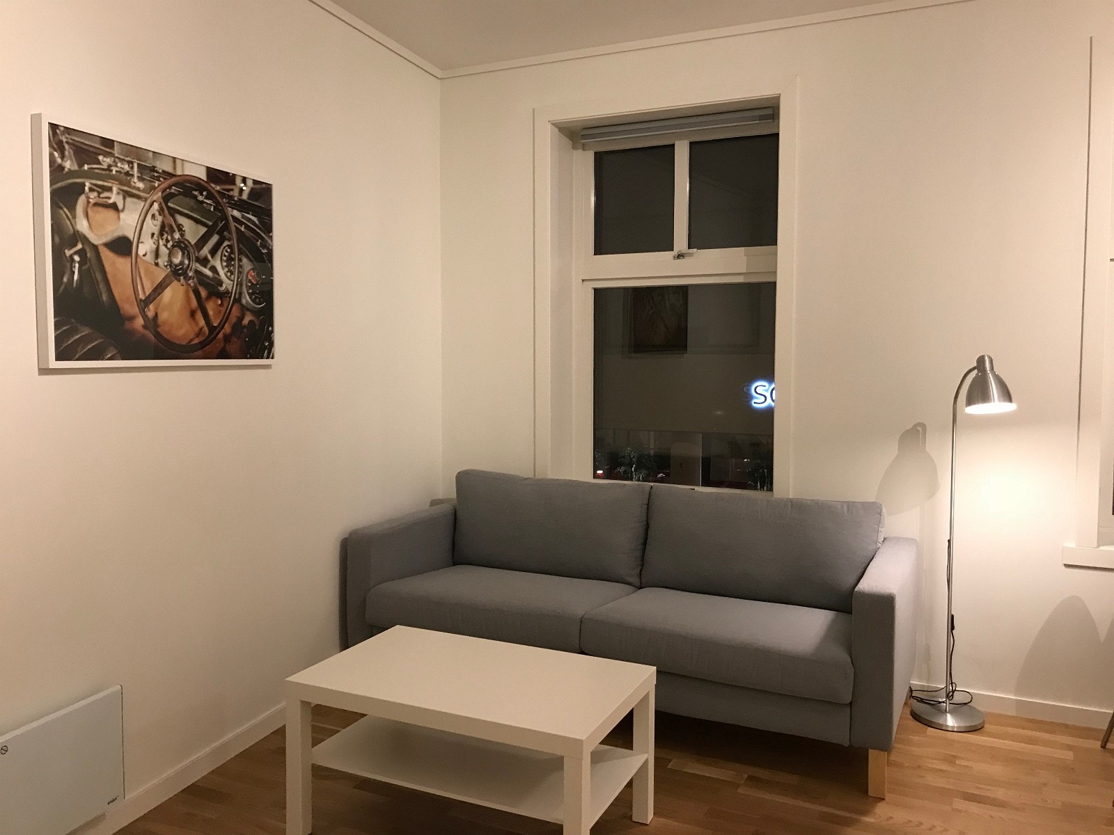 Del av stue med sofa. Galleribilde