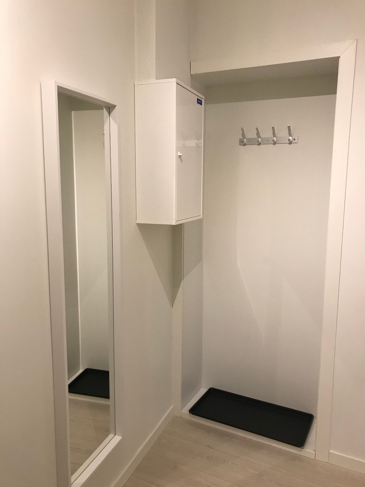 Del av entré med speil, sikringsskap og knaggrekke. Galleribilde