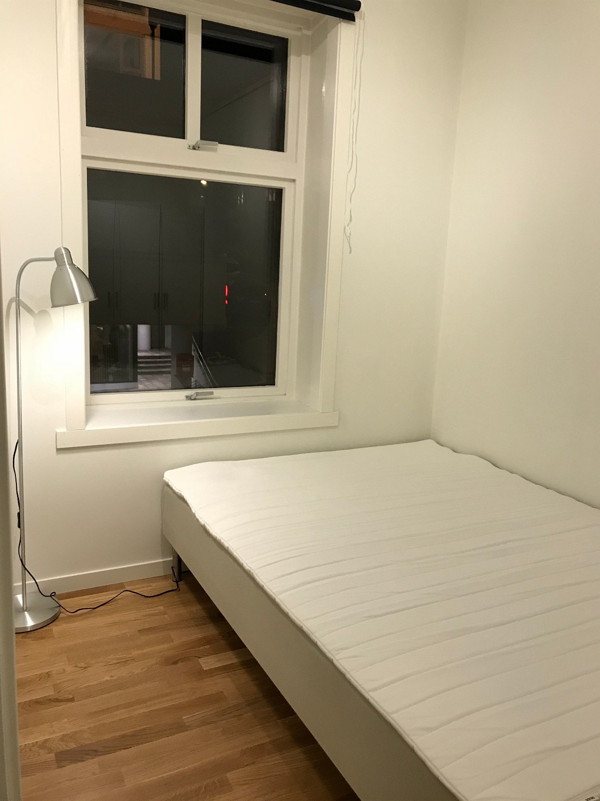 Soverom med dobbeltseng (rammemadrass). Galleribilde