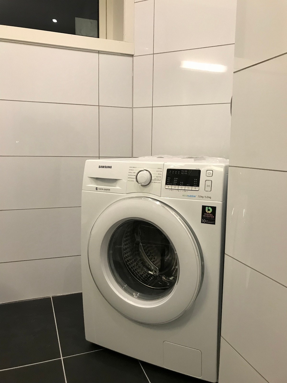 Kombinert vaskemaskin og tørketrommel. Galleribilde