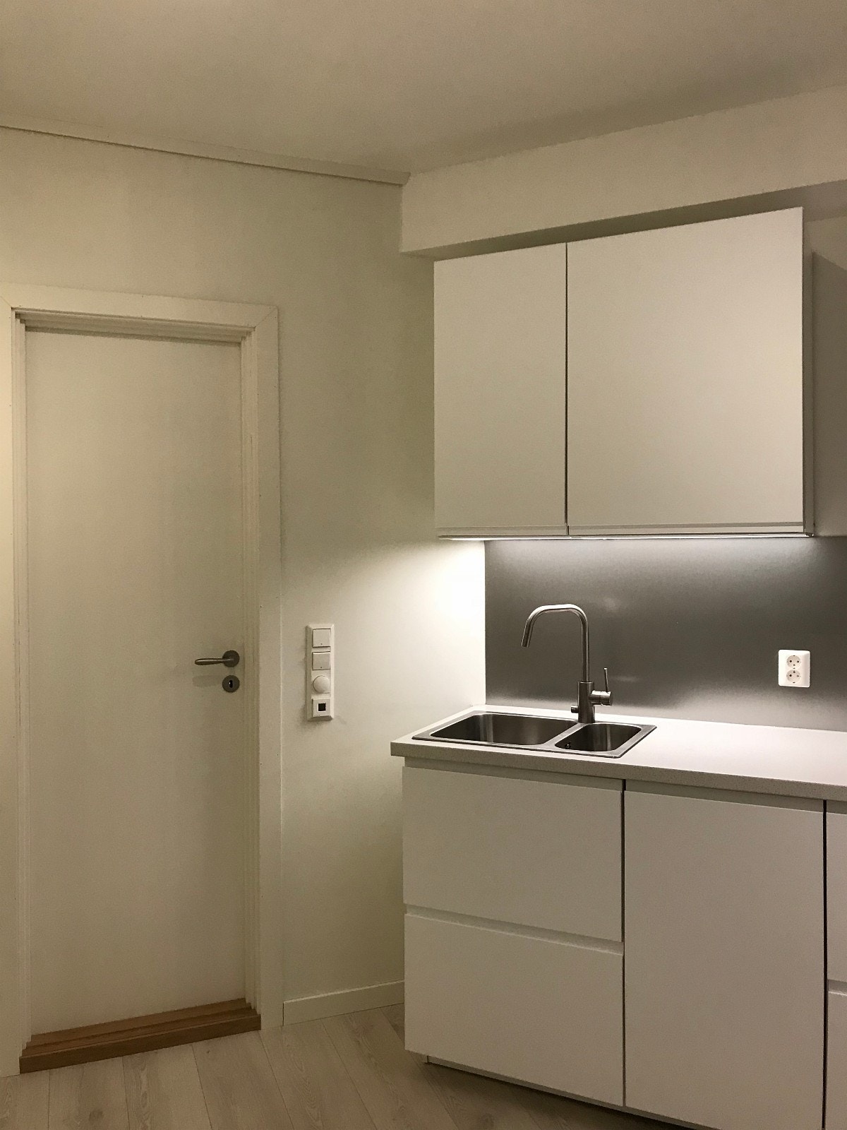 Moderne kjøkken med integrerte hvitevarer. Galleribilde