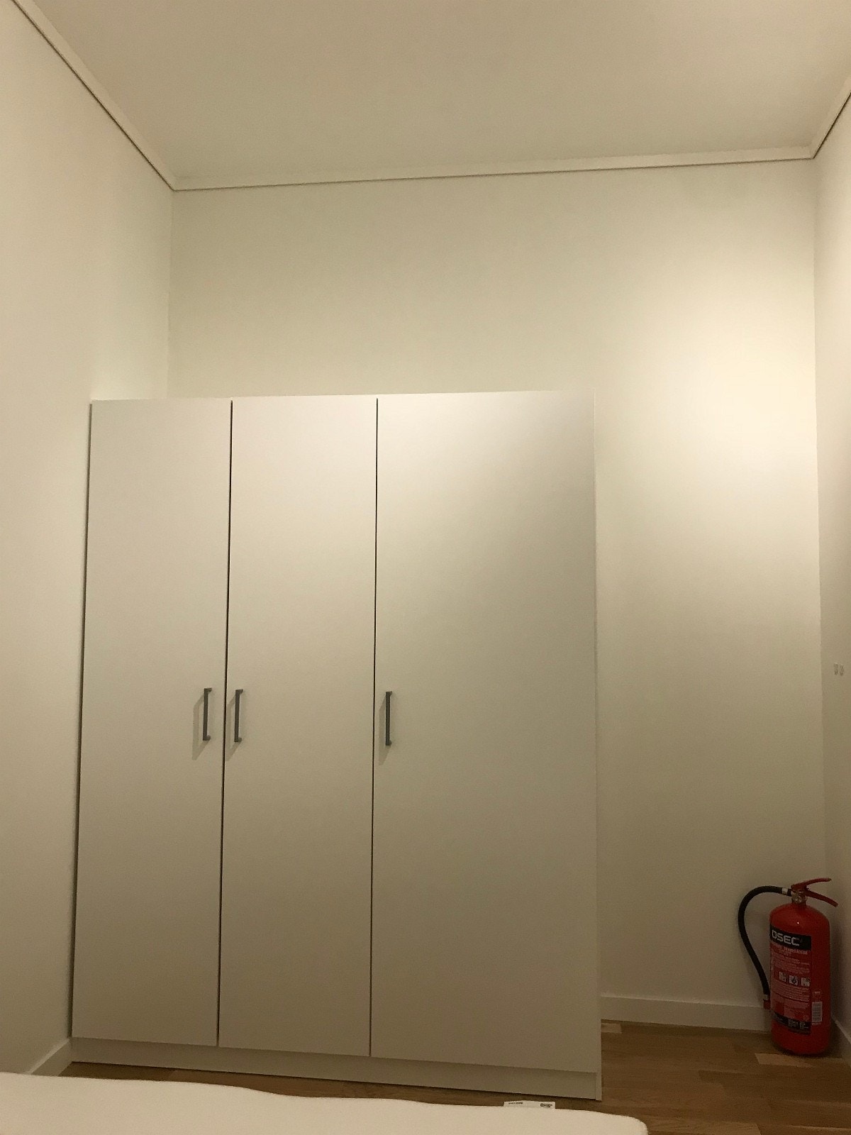 Godt med garderobeplass på soverom. Galleribilde