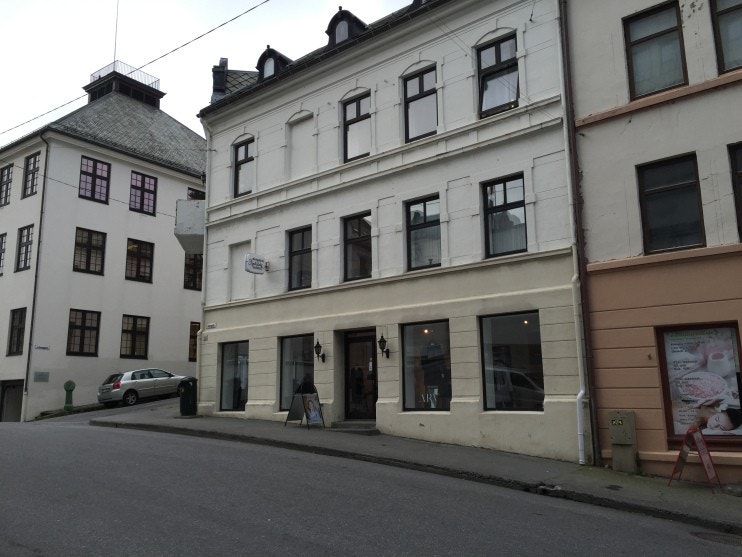 Leiligheten ligger i høy førsteetasje, over butikklokale. Galleribilde