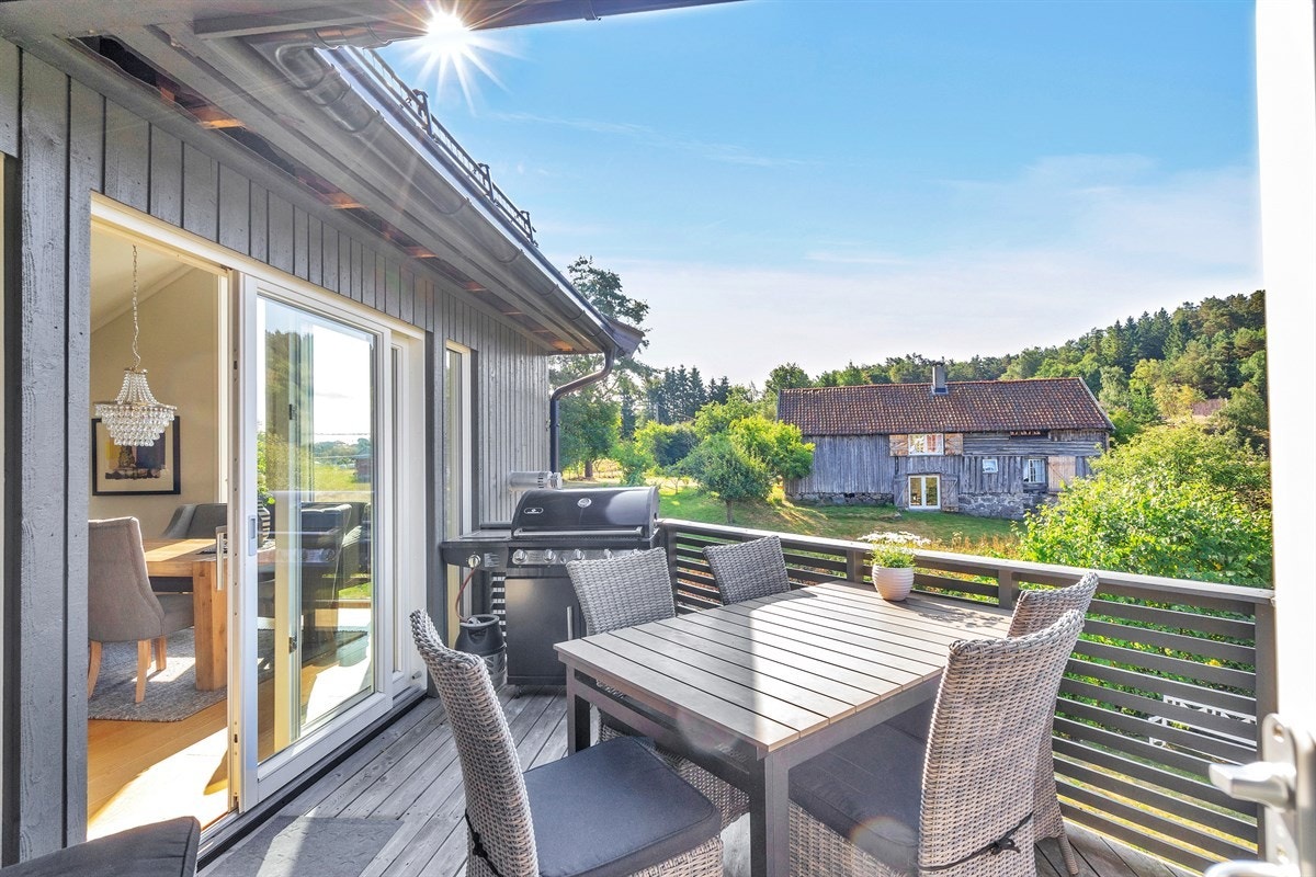 Fra stuen er det utgang til en trivelig og solrik veranda Galleribilde