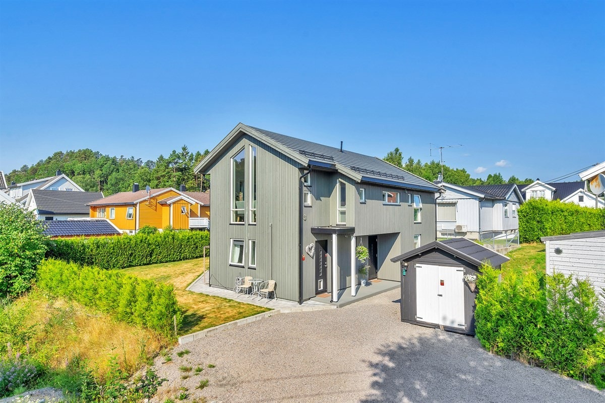 Boligen ligger fint til i et stille og rolig nabolag Galleribilde