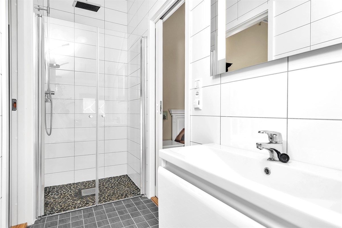 Badet har en romslig dusjnisje og vegghengt wc Galleribilde