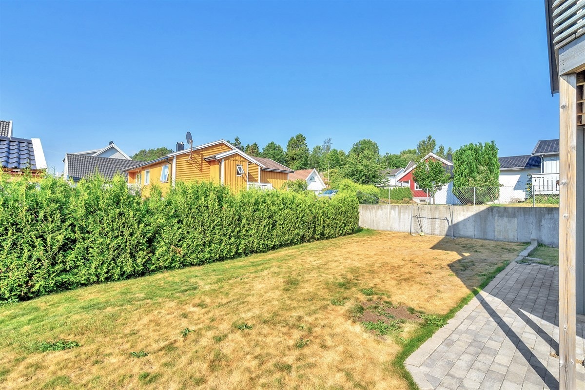 Lettstelt og solrik hage Galleribilde