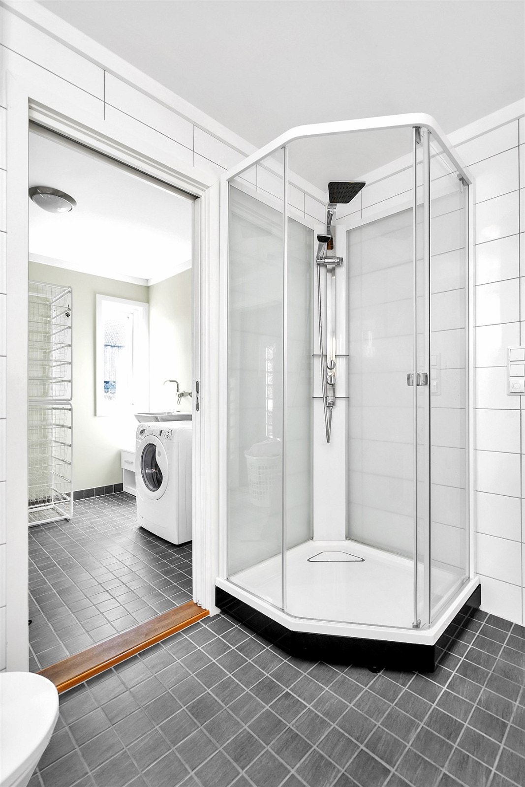 På badet er det dusjkabinett og vegghengt wc Galleribilde