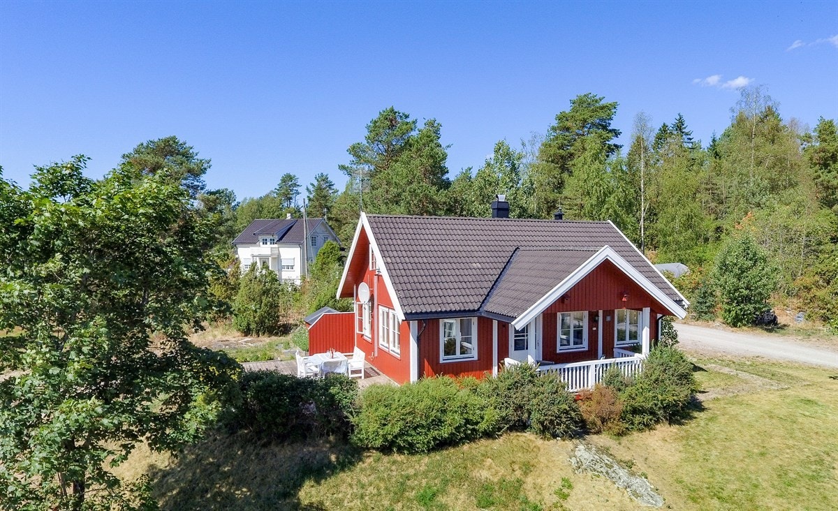 Boligen er på ca. 85 kvm, går over to etasjer Galleribilde