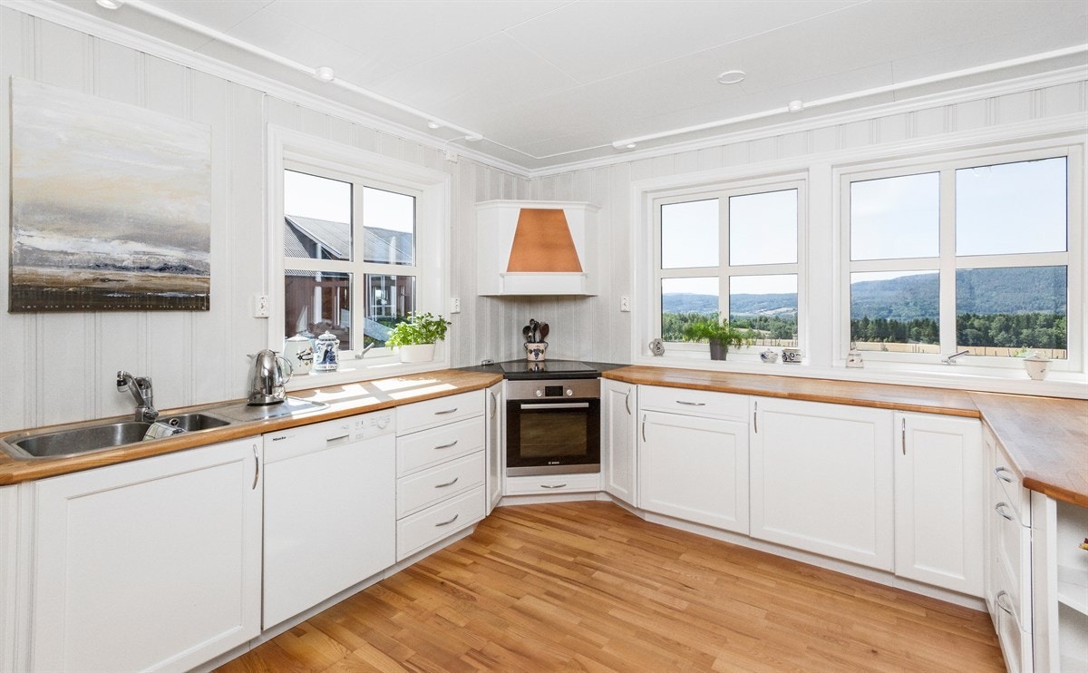 Kjøkkenet er selve hjertet i denne flotte boligen Galleribilde