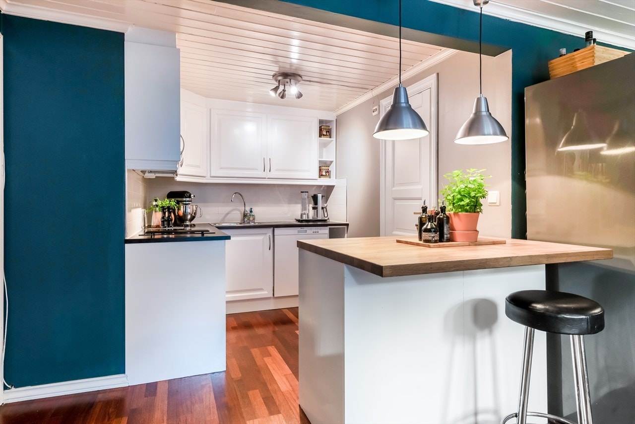 Flott åpen kjøkkenløsning. Her har man alt tilrettelagt i en hektisk hverdag. Galleribilde