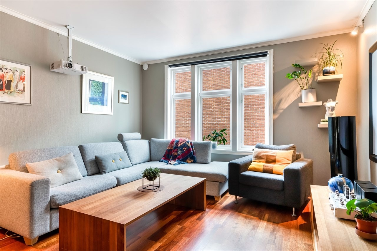 Romslig og flott stue malt i moderne farger. Galleribilde