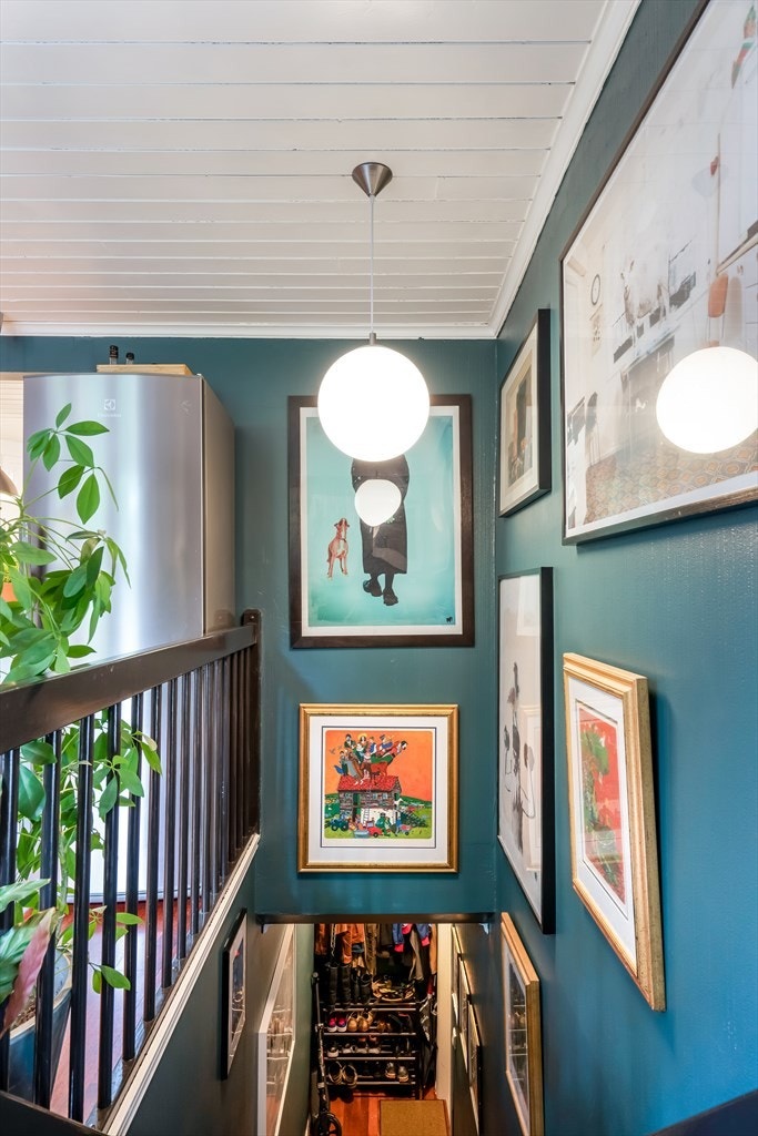 I bunnen av trappen er det plass til å henge fra seg yttertøy og sko. Galleribilde