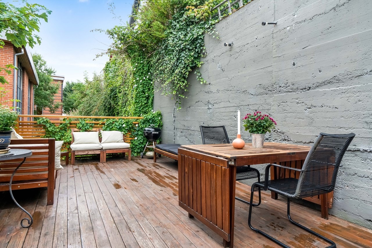 Stor og flott uteplass. Denne kommer godt med på de fine dagene. Galleribilde