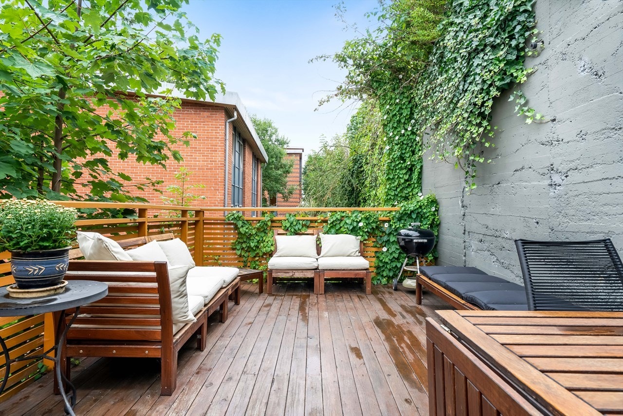 Stor og flott uteplass. Denne kommer godt med på de fine dagene. Galleribilde